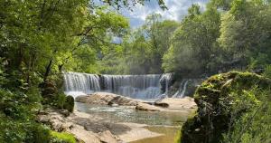 Tentes de luxe Tente tipi nature, calme, cascade et baignade a 10 minutes a pieds : Tente