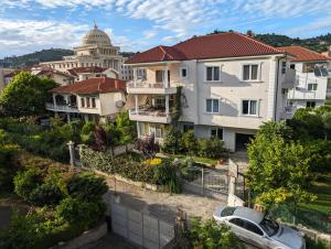 Villa with Garden & Balcony