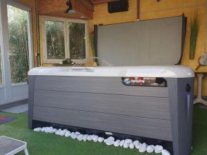 Chalets Gite proche Mont St Michel, Spa privatif en option ,St Malo : photos des chambres