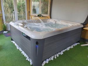Chalets Gite proche Mont St Michel, Spa privatif en option ,St Malo : photos des chambres