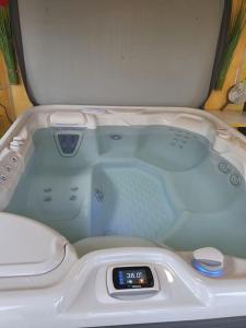 Chalets Gite proche Mont St Michel, Spa privatif en option ,St Malo : photos des chambres