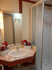 Chalets Gite proche Mont St Michel, Spa privatif en option ,St Malo : photos des chambres
