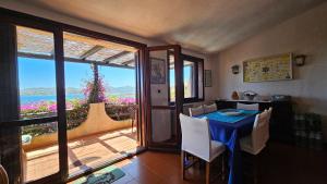 LA TERRAZZA SUL MARE - panoramic cottage overlooking sea and Caprera island in a quiet residential area - 150 mt from the sea