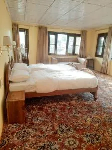 Vista Penthouse Suite at Riverside B&B - Srinagar