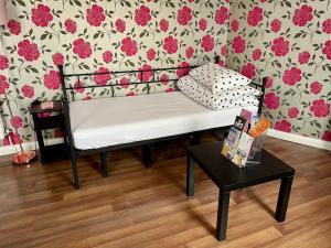 Entire PinkApt - Free parking - Up to 4 guests - 3 beds - Close to city centre