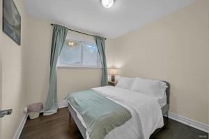 Luxury Renovated House in Prime Location with Parking