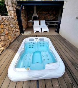 Domagoj - Luxury apartment with private parking, jacuzzi and seaview