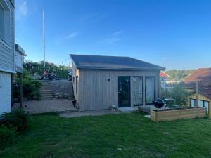 Mysigt attefallshus med närhet till stad och hav