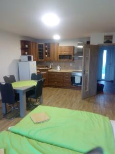 APARTMÁN PŘÍTLUKY - Zdeněk Bukovský