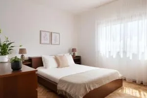 KING SIZE Bed with Air Conditioning near the BEACH & FREE Street Parking - Aguim