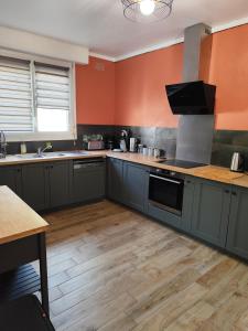 Maison de ville avec extérieur au calme.