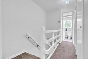 Stylish 3 bed in great location - BTA Homes Serviced Accommodation Wolverhampton