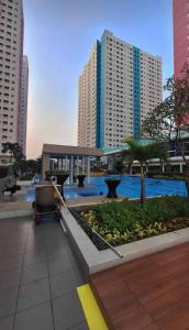 Green Pramuka City by Siginjae Rooms