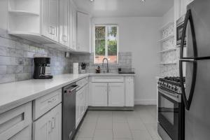 Chic Charming 2-Bedroom with office in the WeHo