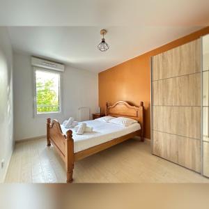 LE DUPLEX CHESSY - 15min From Disneyland - 2 Private Parkings - Garden - KingSize & QueenSize Bed - SuperMarket behind the house