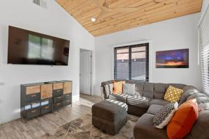 Hummingbird Harmony House with BBQ and Hot Tub in Downtown Phoenix