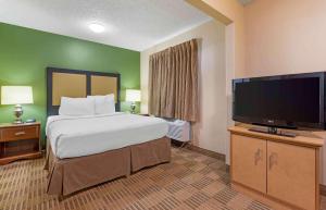 Deluxe Studio with 1 Queen Bed - Non-Smoking room in Extended Stay America Suites - Atlanta - Vinings