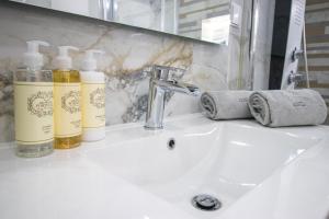 Modern 1 BD Ocean View AC Wi-Fi Beach 100m