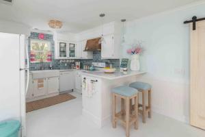 Charming 3BR 2 bath beach bungalow with hot tub!