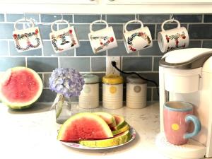 Charming 3BR 2 bath beach bungalow with hot tub!