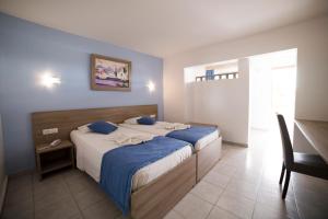 Family Room with Pool View room in Lardos Bay