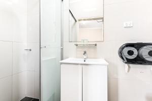 Bed in 6-Bed Female Dormitory Room with Private Bathroom (ages 18-40 years only) room in Summer House Newtown