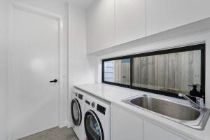 Black Wattle Beach House - just opposite the beach