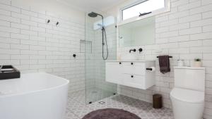 Bungalow Blue - 8 Illawong Lane