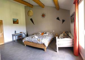 B&B / Chambres d'hotes La Sarriette - Chambres d'hotes et gite d'etape a Eygalieres : Chambre Triple