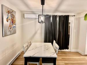 Modern Vac Home, private Hot tub, close to airport
