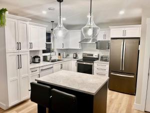 Modern Vac Home, private Hot tub, close to airport
