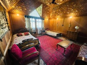 Maharaja palace houseboat