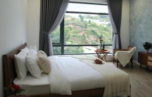 Căn Hộ 3 Phòng Ngủ (Three-Bedroom Apartment)