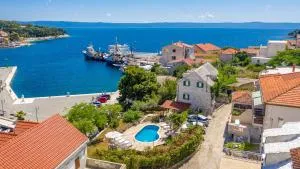 Villa Bonaca Perfect location for a holiday with friends or family, heated pool - Сумартин