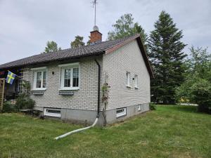 Zentral gelegenes Ferienhaus Villa sol Mörlunda in Schweden - Nahe zum See und 1 Minute zum Einkaufsmarkt