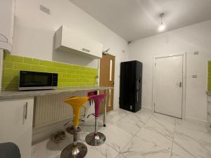 PRIVATE ROOM In TOWN CENTRE FREE PARKING WI FI AND PATIO WITH AA STAY LTD