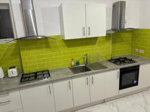 PRIVATE ROOM In TOWN CENTRE FREE PARKING WI FI AND PATIO WITH AA STAY LTD