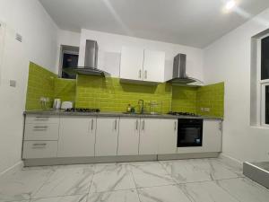 PRIVATE ROOM In TOWN CENTRE FREE PARKING WI FI AND PATIO WITH AA STAY LTD