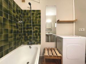 Appartements 4 personnes-clim-piscine-parking : photos des chambres