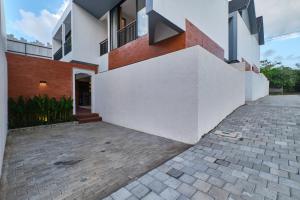 Brand new! 3BR Modern Private Villa in South Ubud