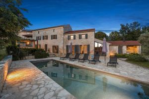 Casa 42 pet friendly for 9 people in Central Istria with salt - water pool