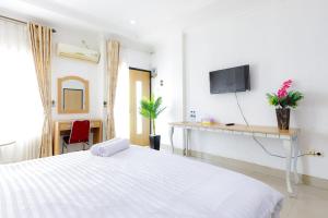 Urbanview SRB near Mall Ciputra Cibubur by RedDoorz