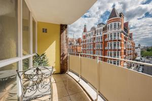 Modern 2Bd in Knightsbridge with Private Balcony View of Harrods