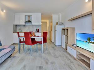 GREEN HOLIDAYS STUDIO, Pool, Air Con, Terrace