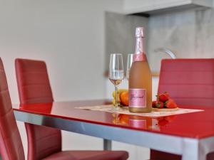 GREEN HOLIDAYS STUDIO, Pool, Air Con, Terrace