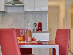 GREEN HOLIDAYS STUDIO, Pool, Air Con, Terrace