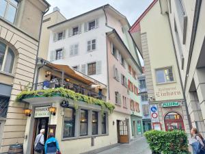 A&Y LakeHouse Golden Swan