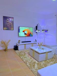 Luxurious Homely Apt 6