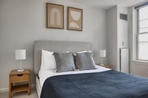 Central Square 2br w gym nr T BOS-818