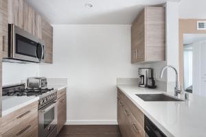 Blueground Hollywood gym near Walk of Fame LAX-1217